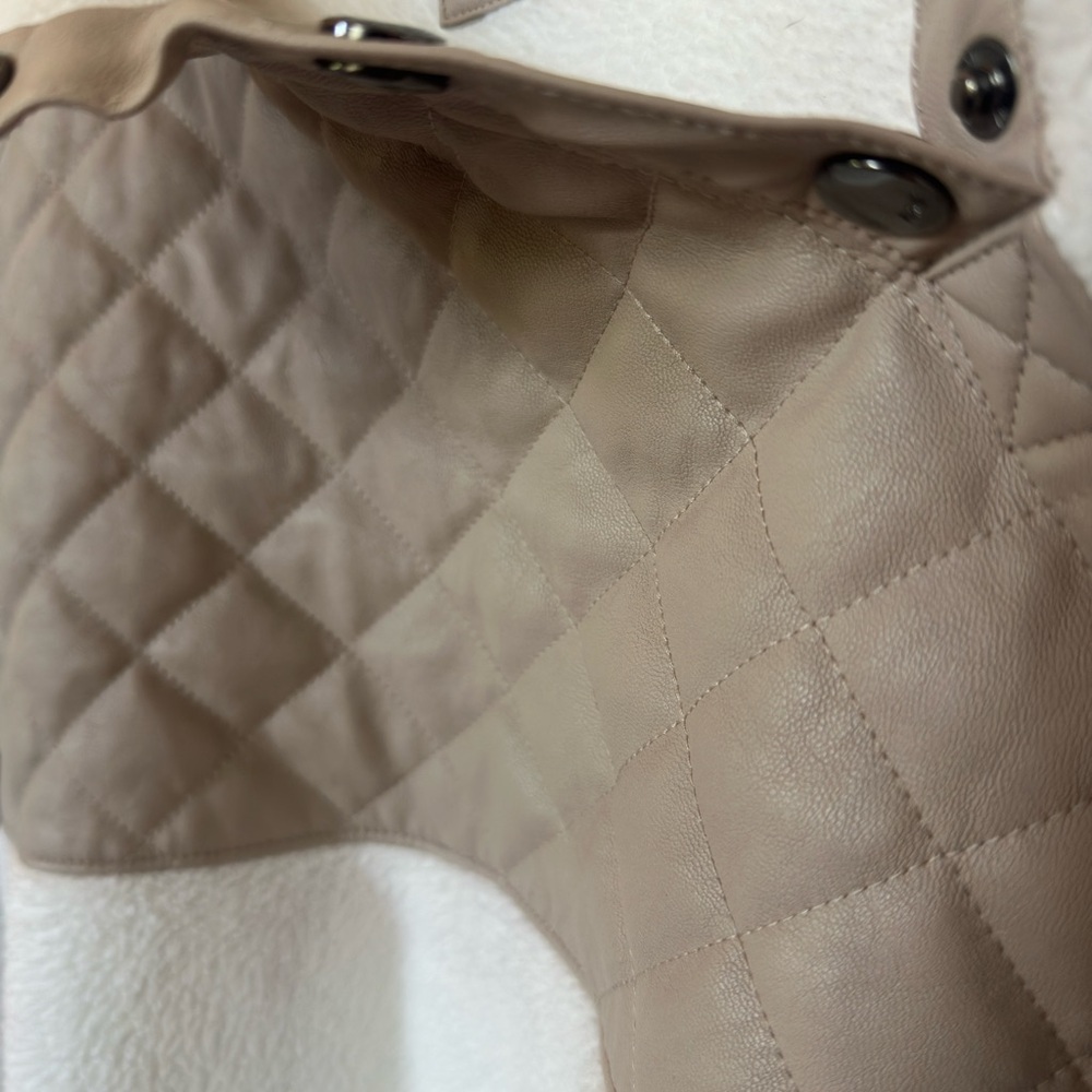 SOLD ON XPOSTAbercrombie & Fitch Cream & Tan Quilted Pullover. Small. EUC. - Picture 11 of 16